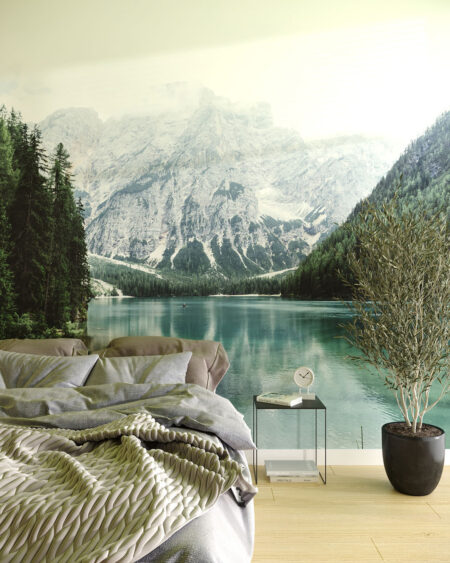 Краєвид фотошпалери з зображенням гір з лісом над озером в спальні