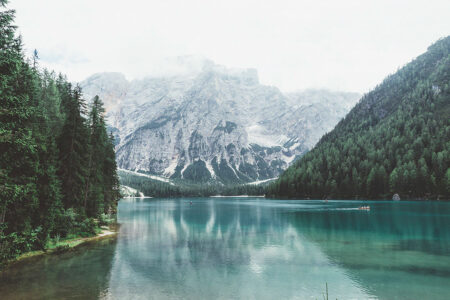 Краєвид фотошпалери з зображенням гір з лісом над озером