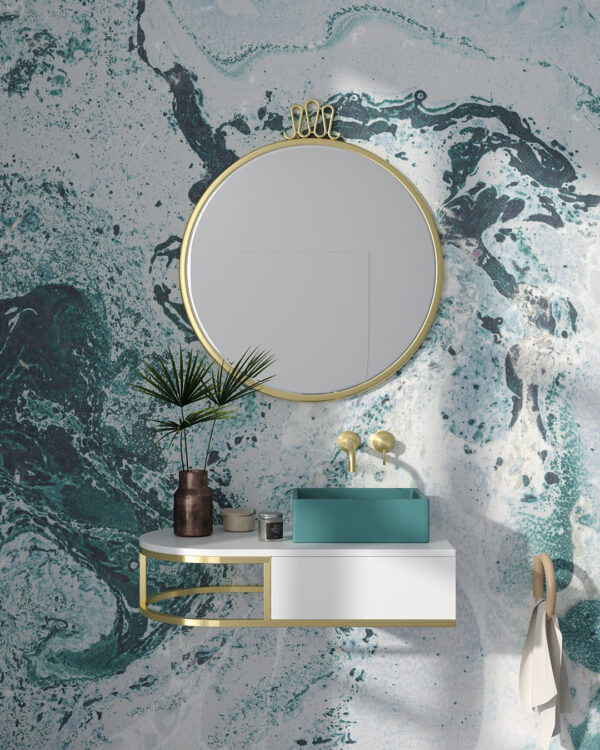 Обои текстура с разводами нежно-изумрудного цвета на сером фоне в ванной комнате