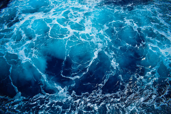 Фотошпалери море текстура з хвилями у темно-синіх відтінках