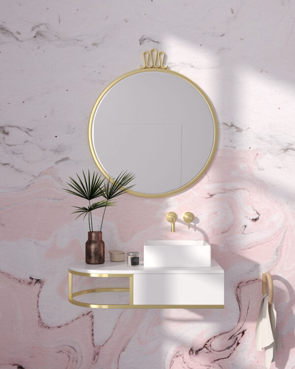 Обои текстура с разводами краски нежно-розового цвета на светлом фоне в ванной