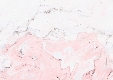 Обои текстура с разводами краски нежно-розового цвета на светлом фоне