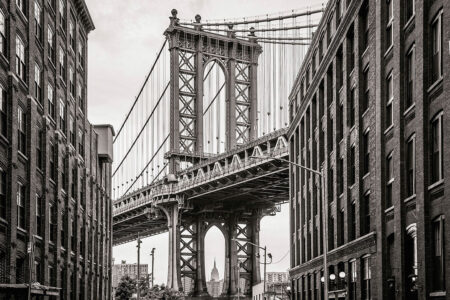 Фотообои Бруклинский мост вид с улицы в черно-белом цвете