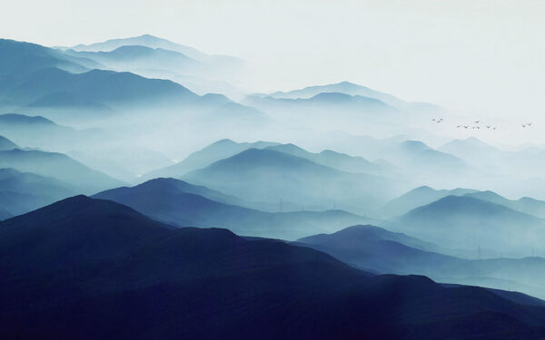 Фотообои горы в тумане минимализм в синих тонах