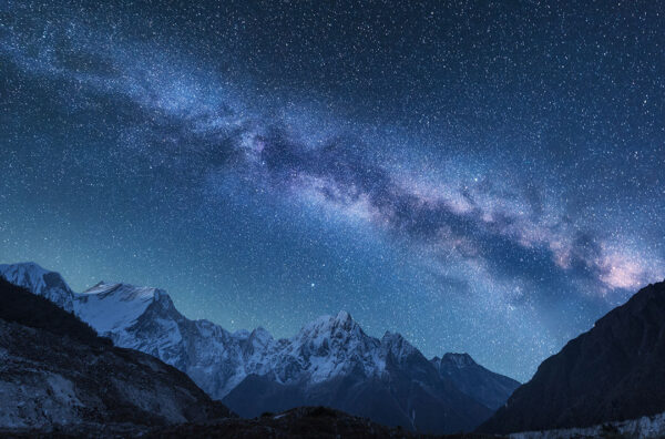 Фотообои Млечный Путь в синем звёздном небе над пейзажем гор