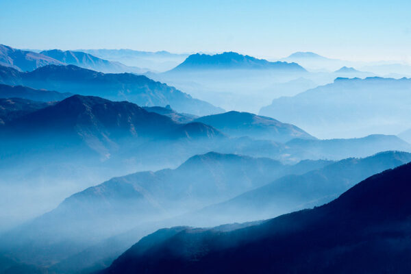 Пейзаж фотообои горы в тумане на рассвете