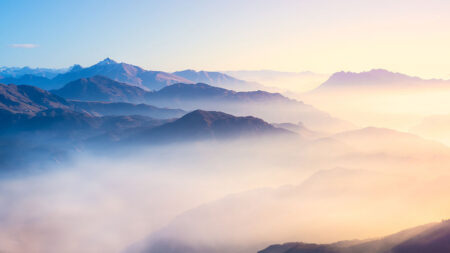Пейзаж фотообои горы в тумане