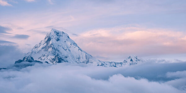 Фотообои горы с изображением заснеженной горной вершины среди облаков