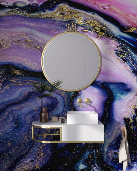 Сучасні фотошпалери з текстурою розводів фарби у фіолетових та рожевих відтінках із золотими вкрапленнями у ванній кімнаті