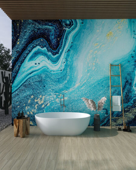 Дизайнерські фотошпалери з текстурою розводів фарби у синьо-блакитних відтінках із золотими вкрапленнями у ванній кімнаті