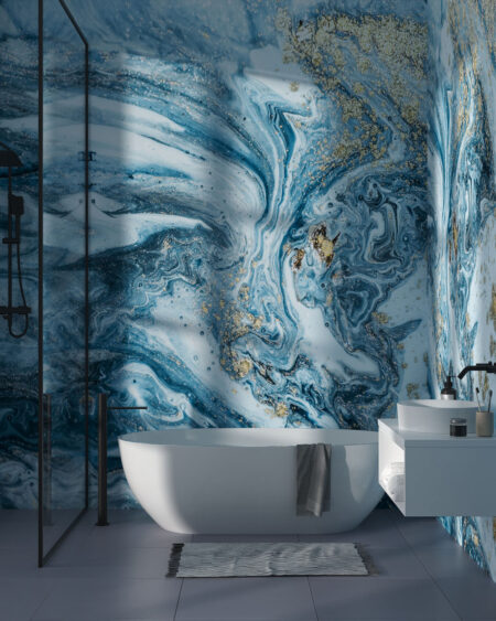 Сучасні фотошпалери з текстурою розводів фарби у блакитно-синіх відтінках із золотими вкрапленнями у ванній кімнаті