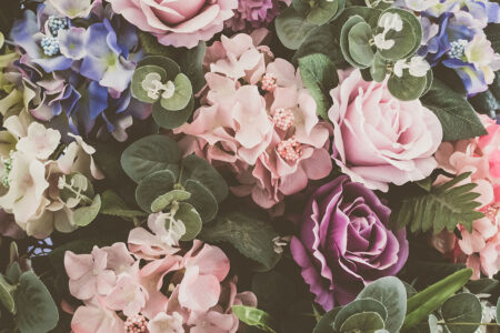 Фотообои розы и другие красочные цветы с зелеными листьями в букете