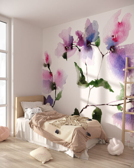 Фотошпалери акварельні квіти у фіолетових відтінках на білому тлі у дитячій кімнаті