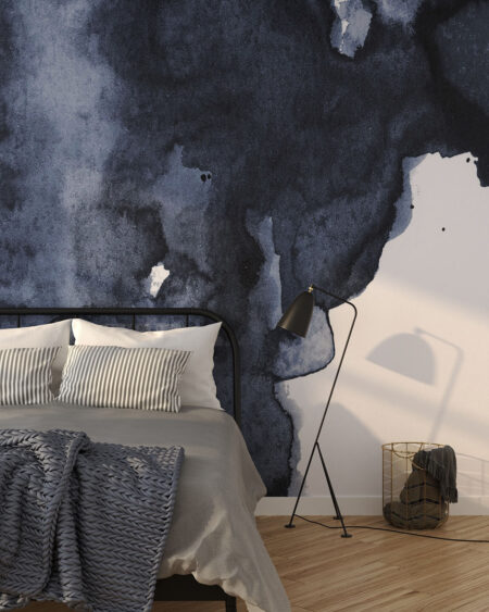 Обои акварель с разводами текстура темно-синего цвета в спальне