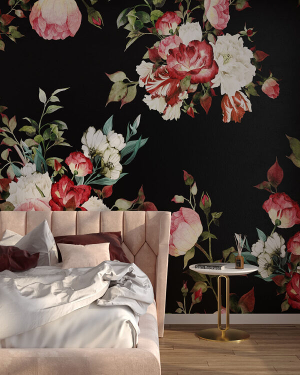 Винтажные обои с узором красочных роз на черном фоне в спальне