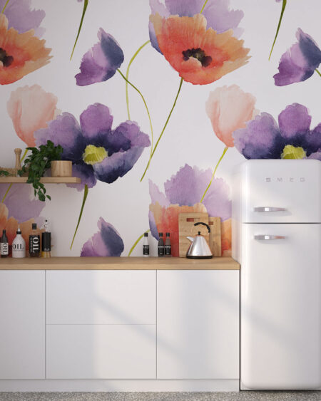 Обои с фиолетовыми цветами и красными маками паттерн акварелью на белом фоне на кухне
