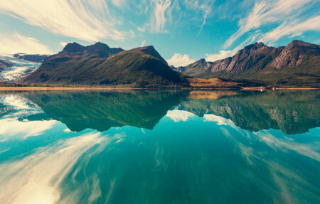 Краєвид фотошпалери з зображенням гір під блакитним небом та з їх відображенням в озері