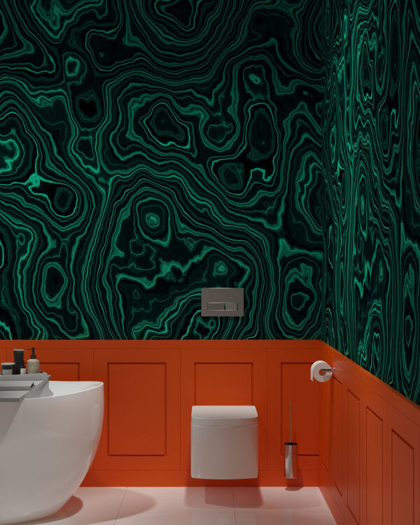 Дизайнерські фотошпалери з текстурою розводів малахіта у зелених відтінках у ванній кімнаті