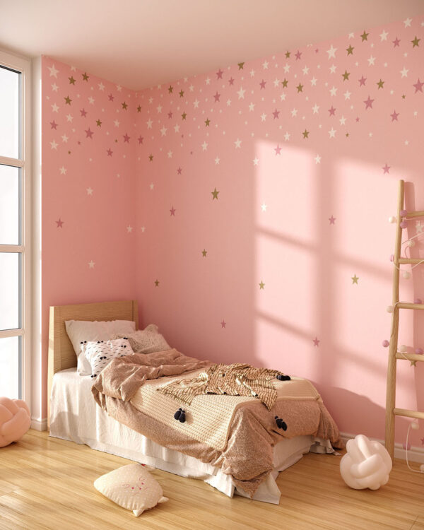 Обои в звездочку на нежно-розовом фоне в детской комнате для девочки
