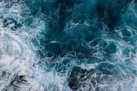Фотошпалери море з хвилями, що б'ються об каміння