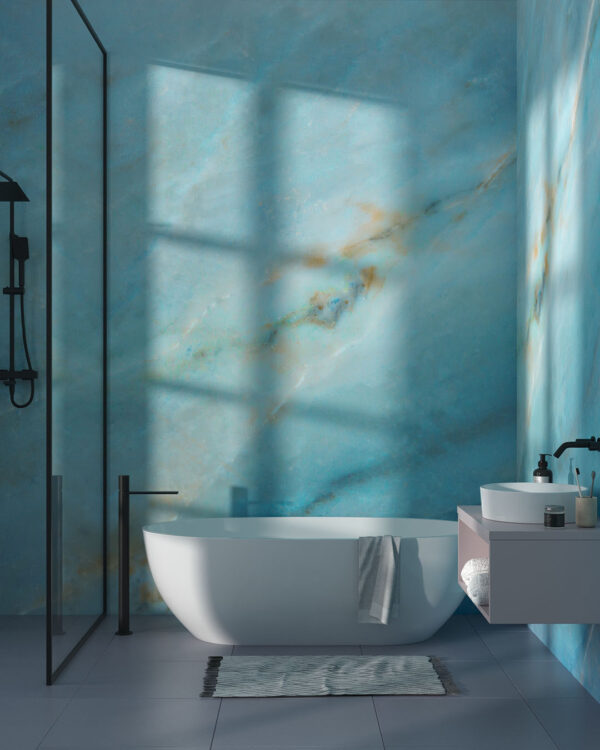Фотошпалери під мармур текстура ніжно-блакитного кольору у ванній кімнаті