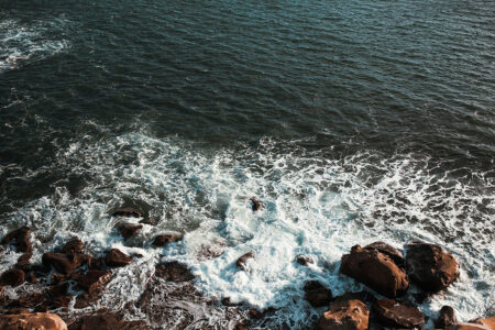 Фотообои море с бьющимися о камни волнами
