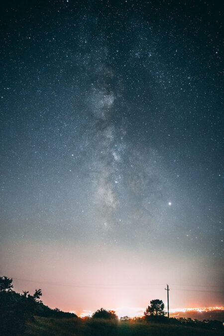 Фотообои Млечный Путь в звёздном небе над городским пейзажем