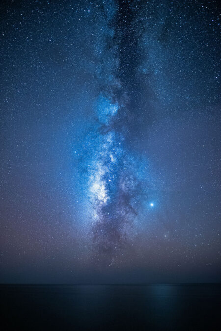 Фотообои Млечный Путь в тёмно-синем звёздном небе над морской гладью