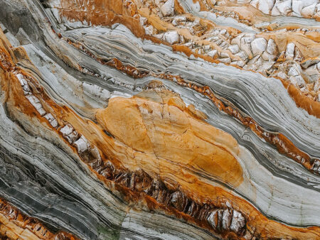 Фотошпалери 3д текстура зрізу каменю в сірих та помаранчевих кольорах