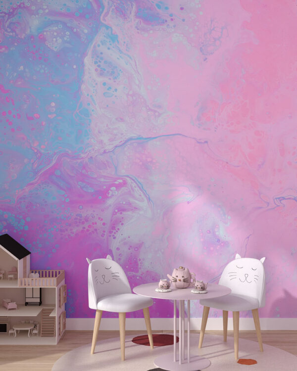 Шпалери текстура з розводами фарби рожевого, фіолетового та блакитного кольору у дитячій кімнаті