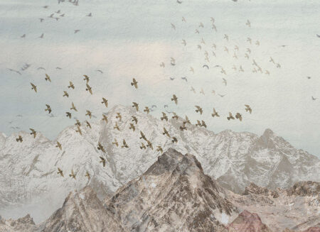 Дизайнерские обои горы с птицами, летающими стаей над вершинами