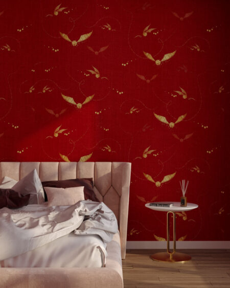 Дизайнерские обои паттерн со снитчами на красном фактурном фоне в спальне