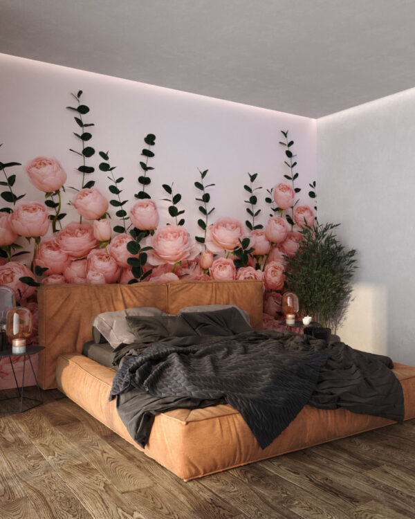 Фотообои розы розового цвета на светлом фоне в спальне