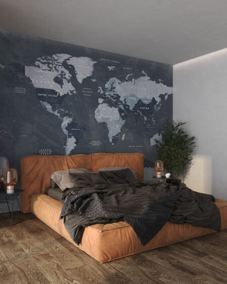 Дизайнерські фотошпалери карта світу англійською у синіх та сірих кольорах на темно-сірому фоні з потертостями у спальні