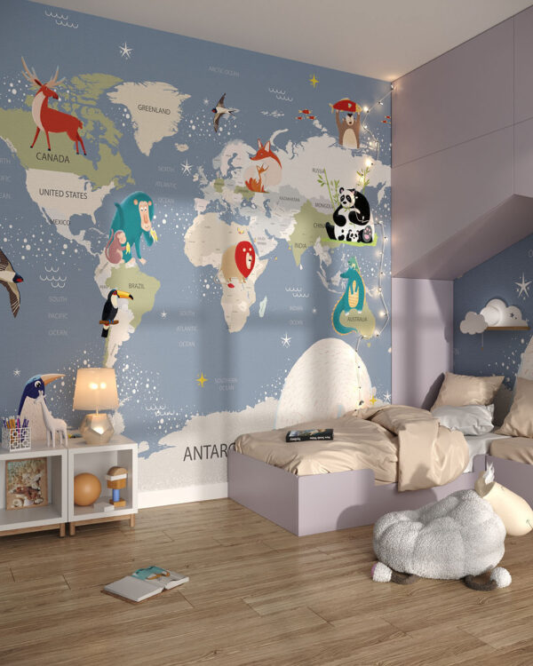 Дизайнерські фотошпалери дитяча карта світу з різними тваринами у місцях їх проживання в дитячій кімнаті