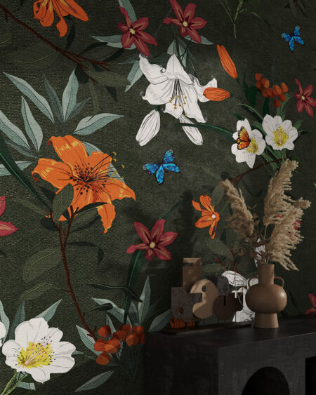 Дизайнерские обои с красочными лилиями и бабочками паттерн на темно-зеленом фоне в гостиной
