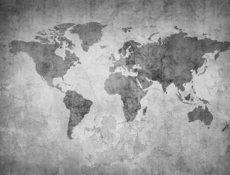 Сучасні фотошпалери карта світу у стилі чорної акварелі на текстурі сірої потрісканої стіни