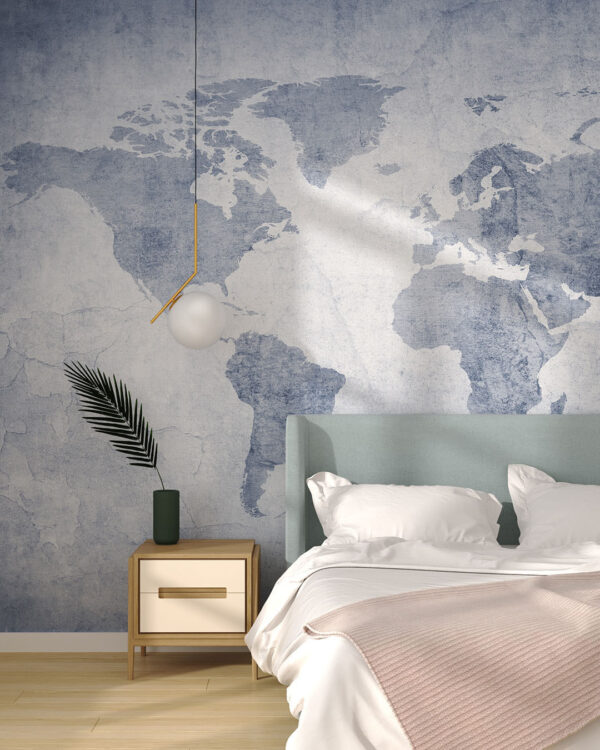 Сучасні фотошпалери карта світу у стилі синьої акварелі на текстурі блакитної потрісканої стіни в спальні