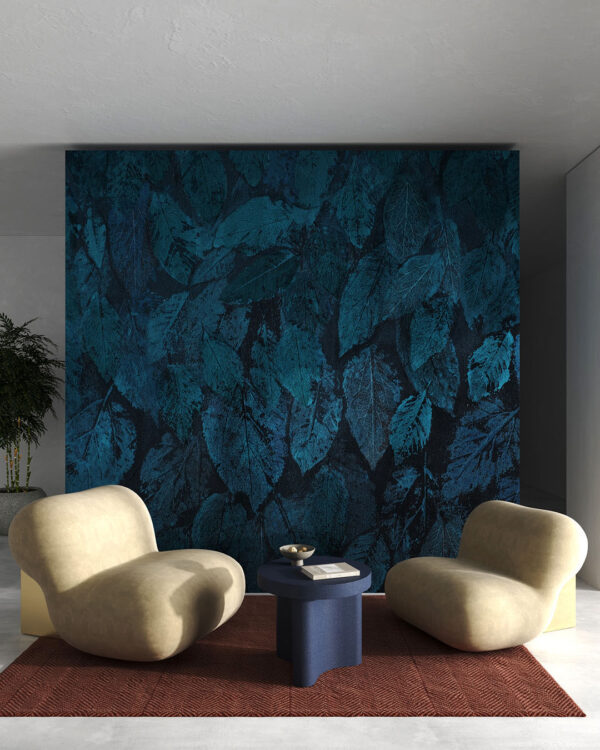 Дизайнерські шпалери листя в синіх відтінках у вітальні