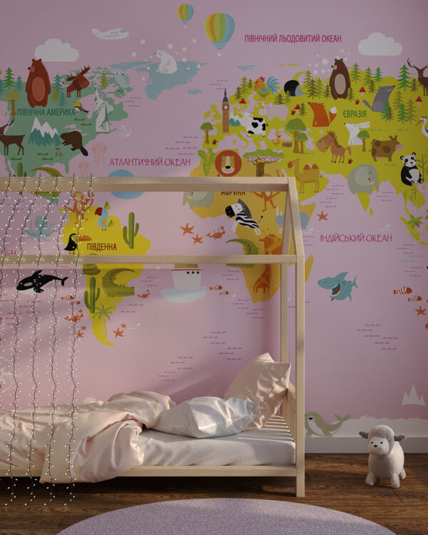 Дитячі фотошпалери карта світу українською з мінімалістичними малюнками різних тварин на рожевому фоні в дитячій кімнаті