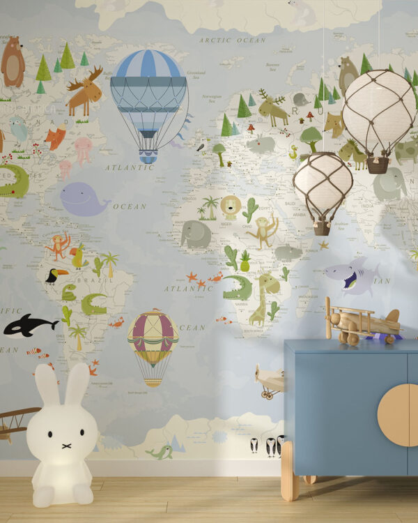Дитячі фотошпалери карта світу з малюнками різних тварин певної місцевості, а також з ілюстраціями літаків та повітряних куль у дитячій кімнаті